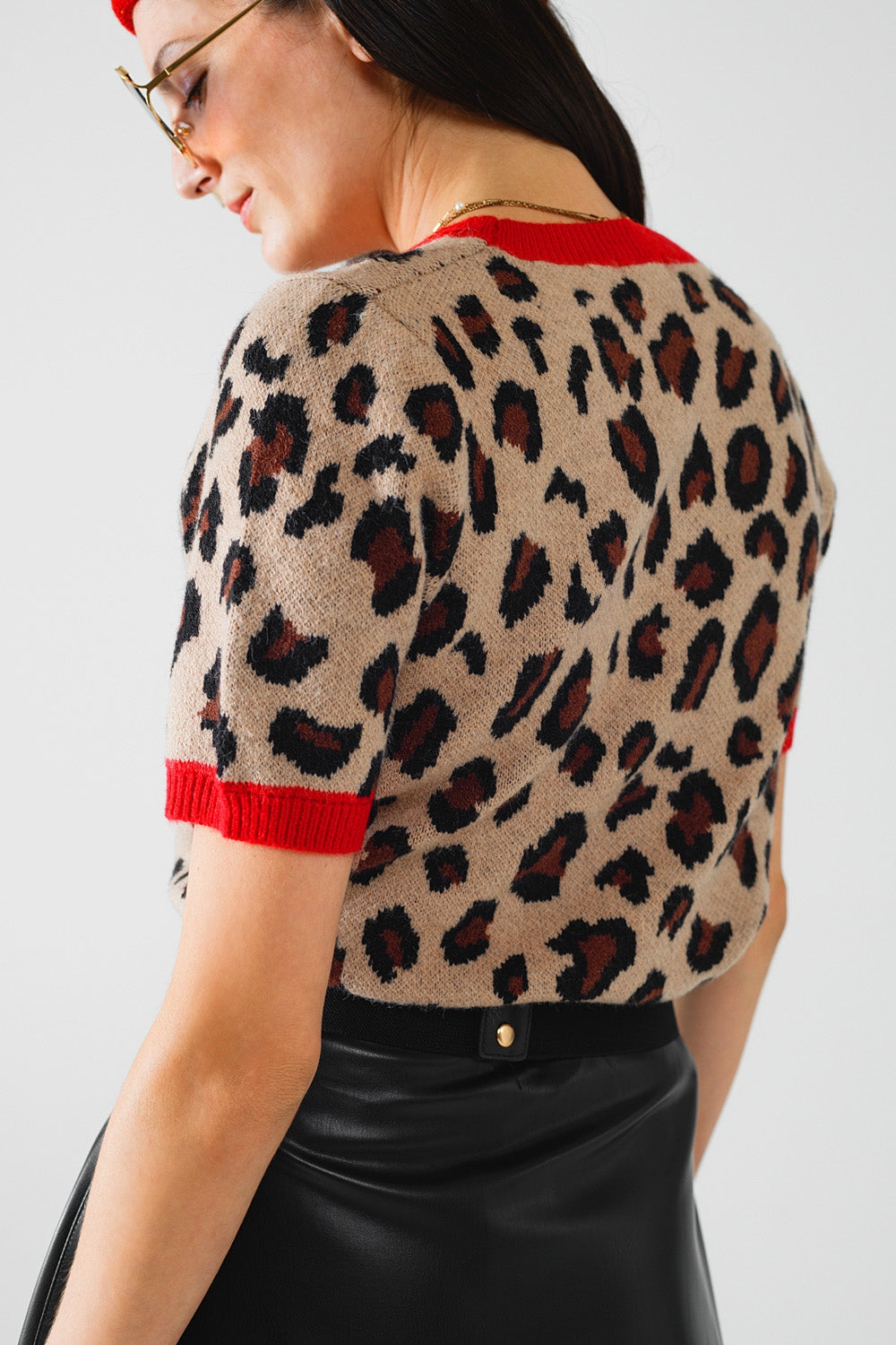 acogedora camisa tipo suéter con estampado de pantera y bordes rojos