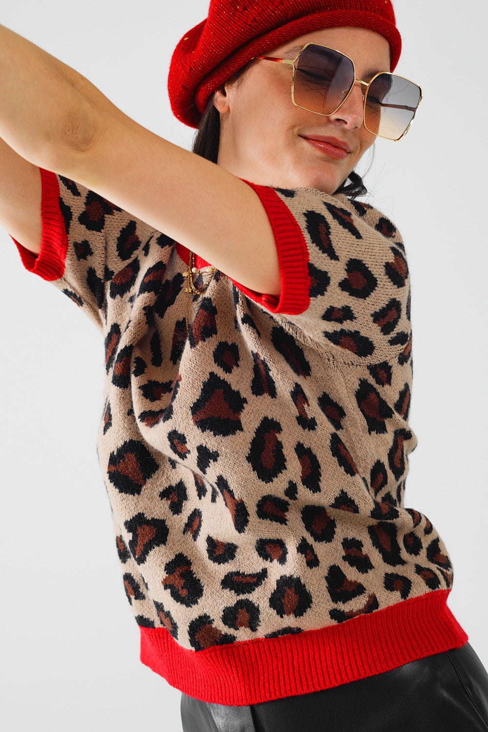 acogedora camisa tipo suéter con estampado de pantera y bordes rojos