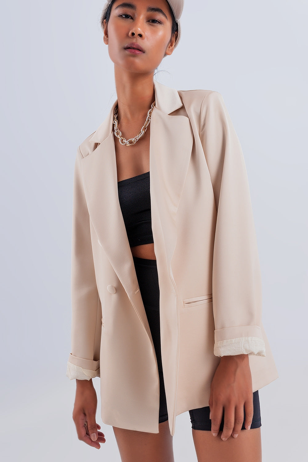 Blazer beige con doble botonadura de satén