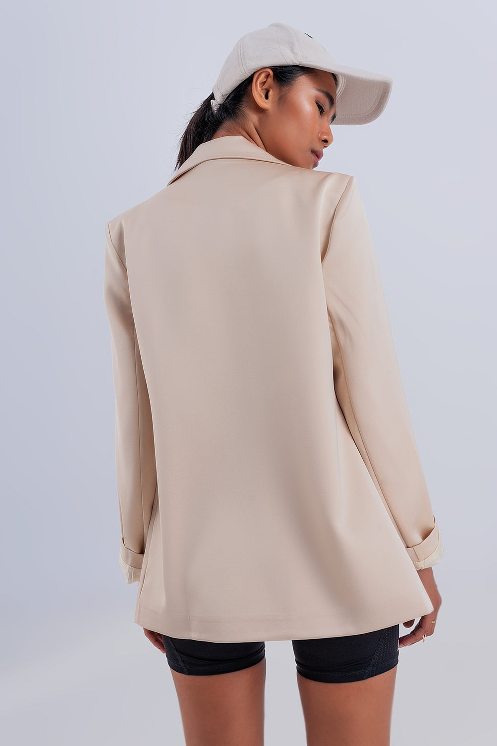 Blazer beige con doble botonadura de satén