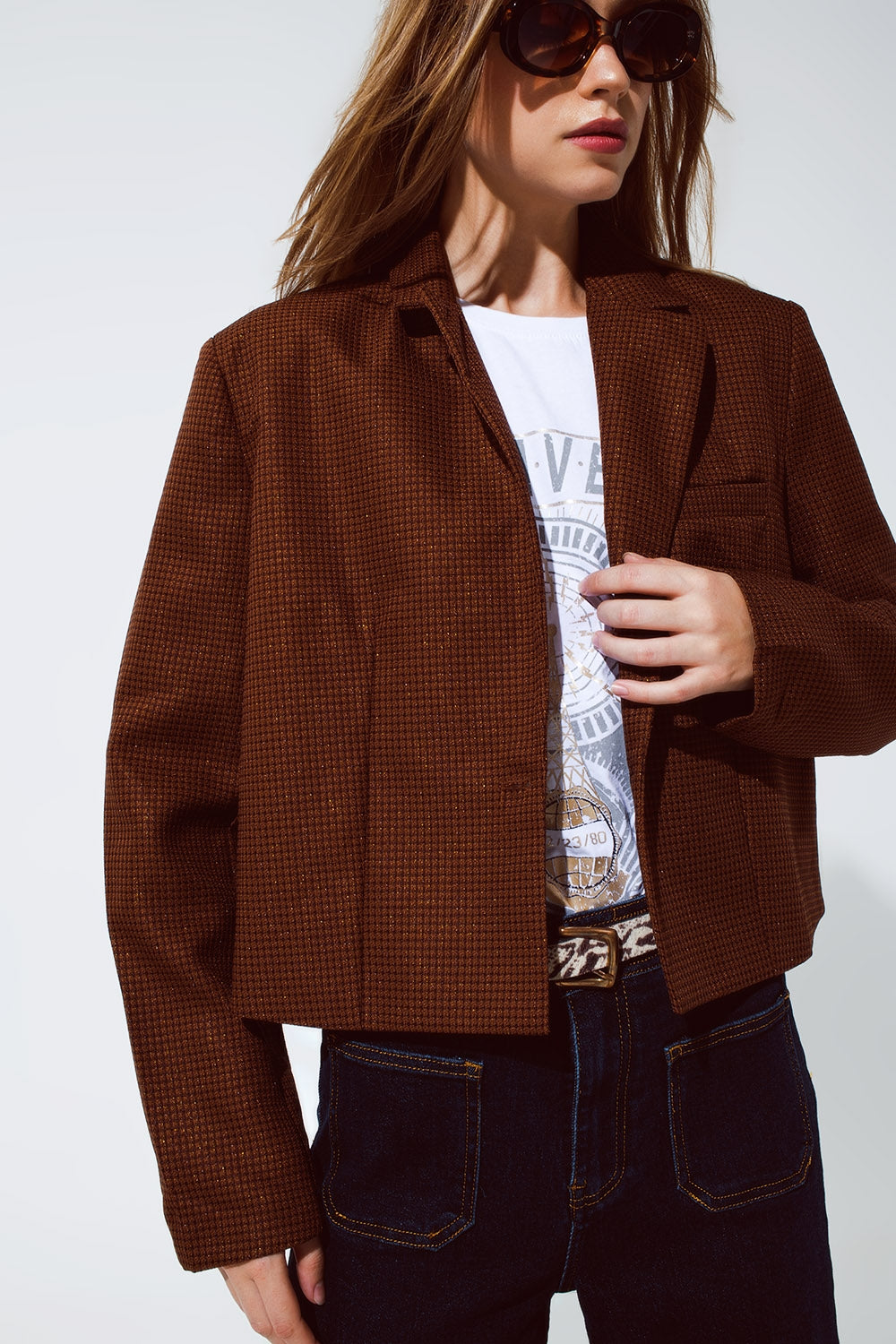 Blazer corta extragrande diseño de Vichy y detalles metálicos en marrón