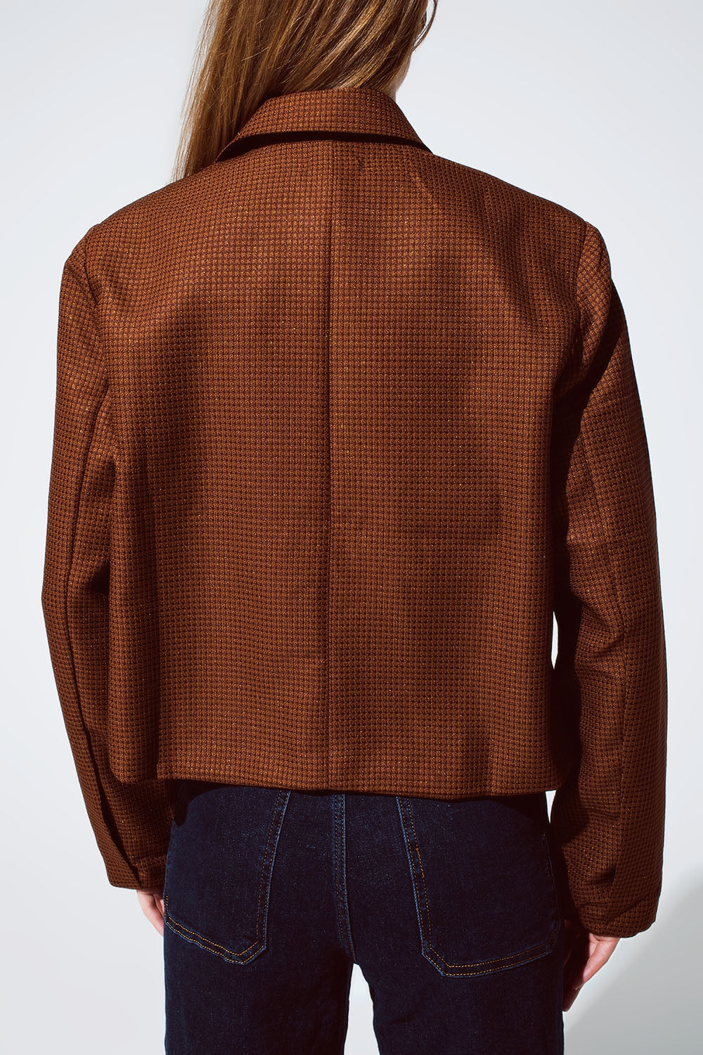 Blazer corta extragrande diseño de Vichy y detalles metálicos en marrón