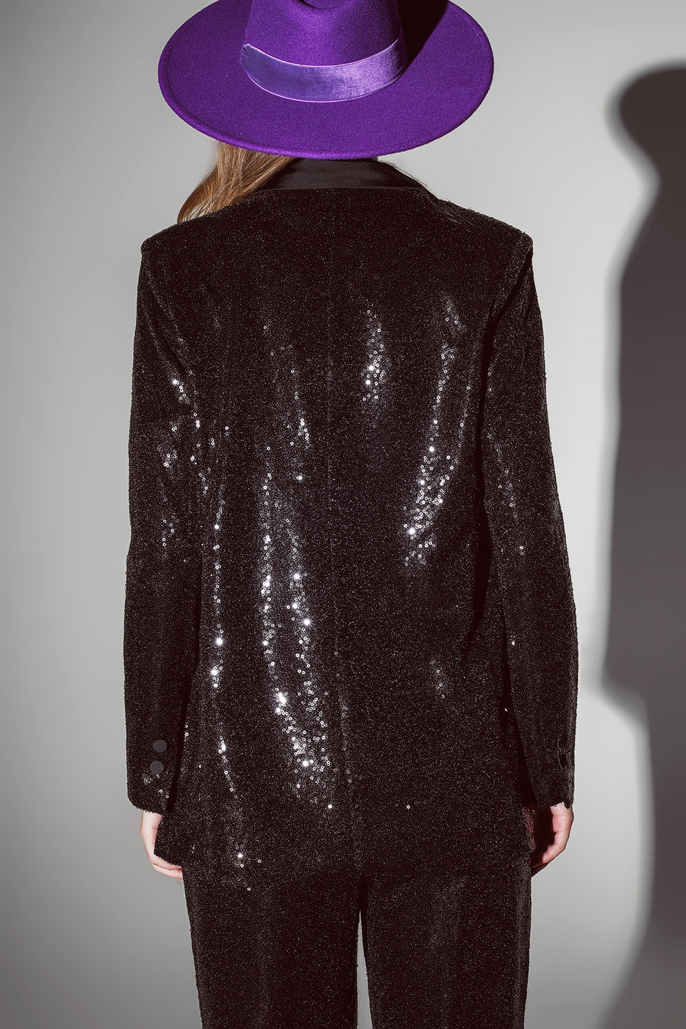 Blazer de lentejuelas negras con solapas de satén