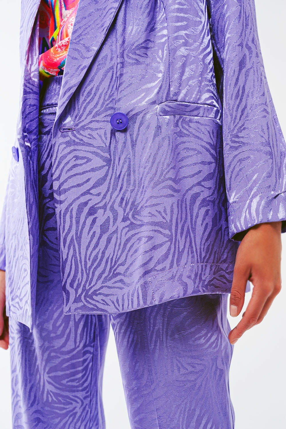 Blazer oversize con estampado de cebra en morado