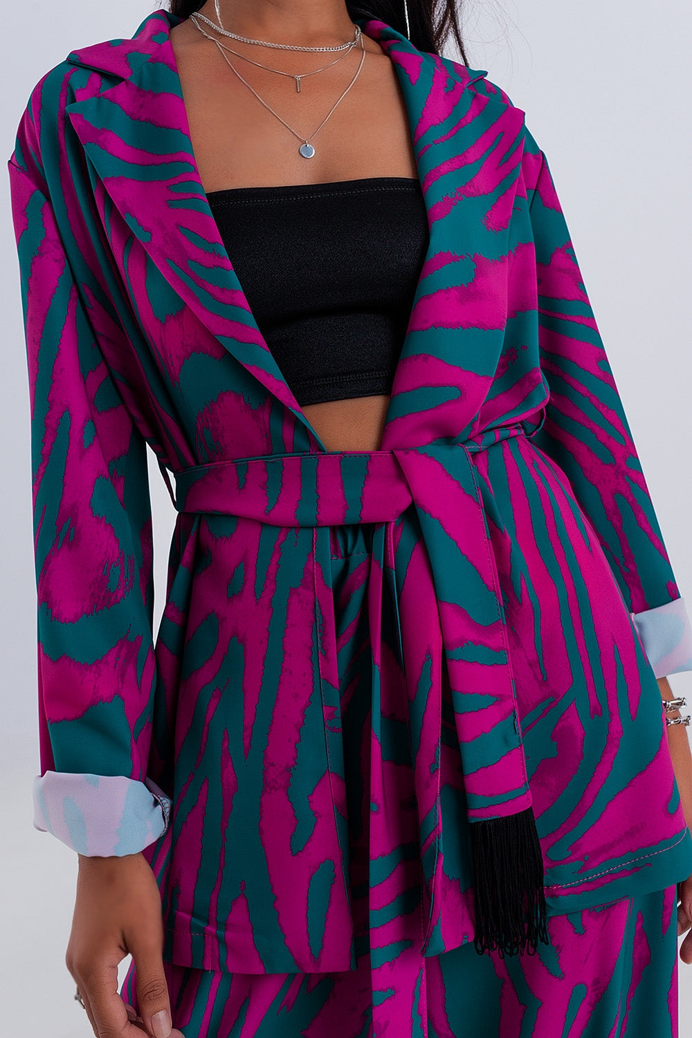Blazer verde con cinturón con estampado animal