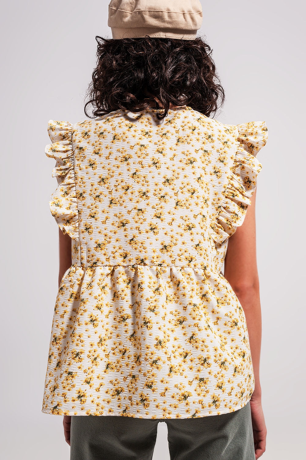 Blusa amarilla con bordado y detalle de volantes