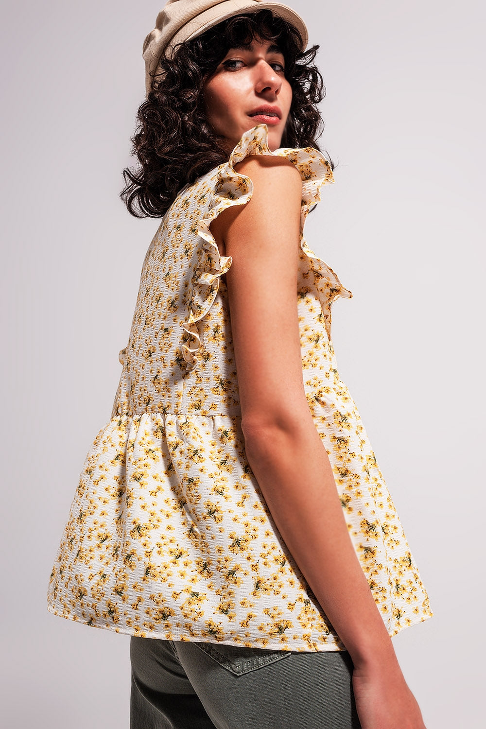 Blusa amarilla con bordado y detalle de volantes