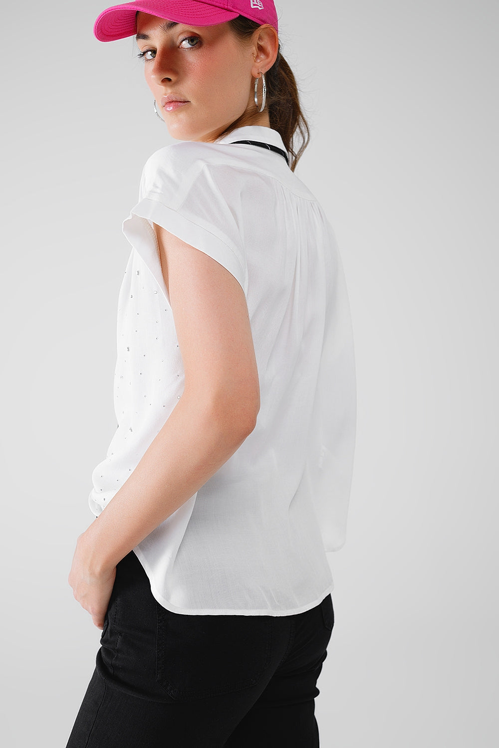 Blusa blanca abotonada con strass y mangas cortas