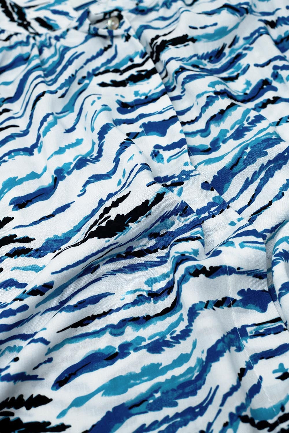 Blusa blanca con estampado animal azul y mangas largas