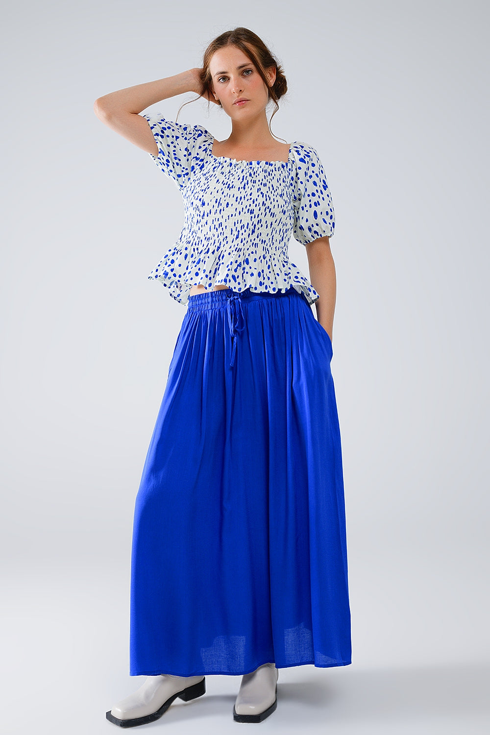 Blusa blanca con pliegues y lunares azules