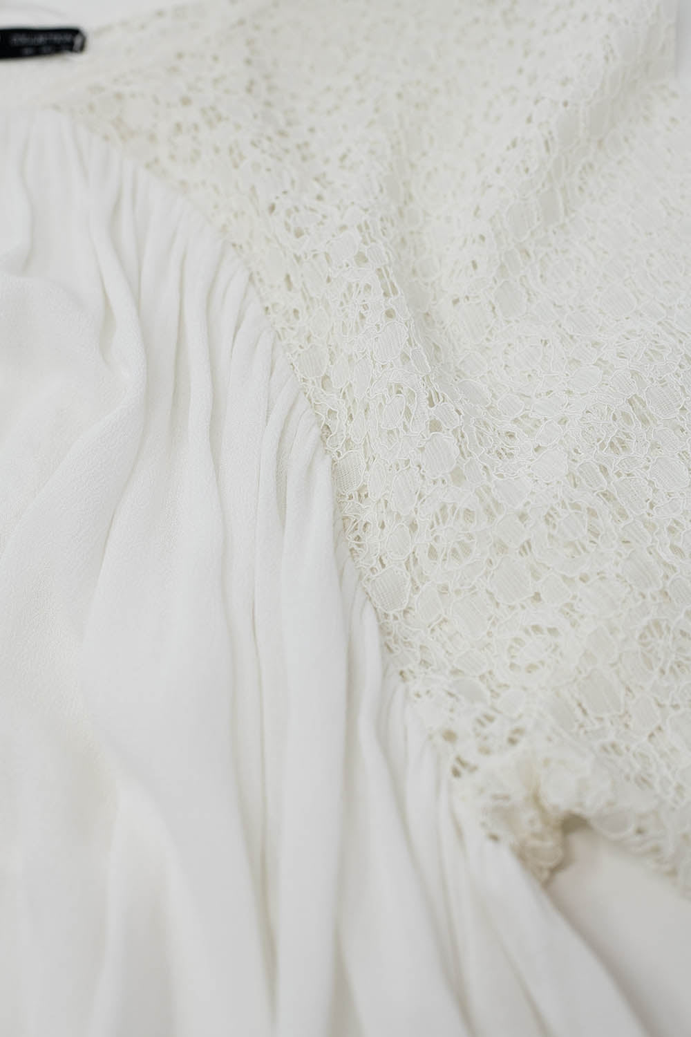 Blusa blanca cuello pico