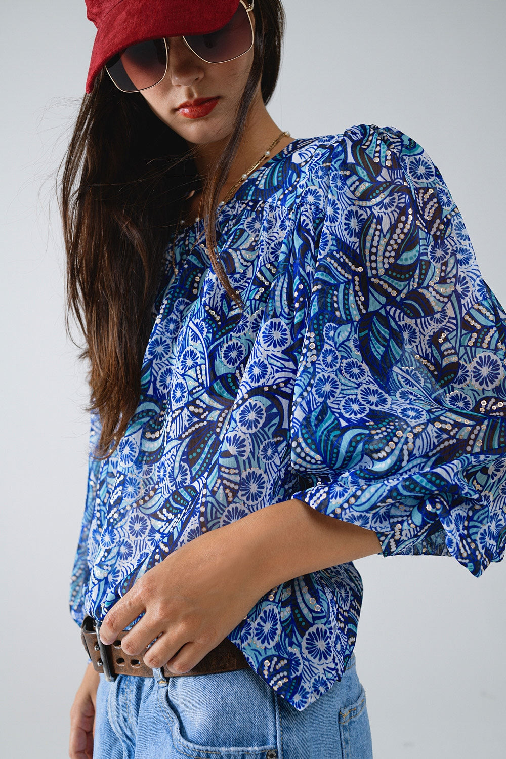 Blusa con estampado abstracto y mangas globo en azul