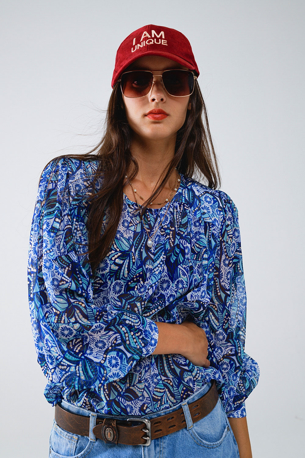 Blusa con estampado abstracto y mangas globo en azul