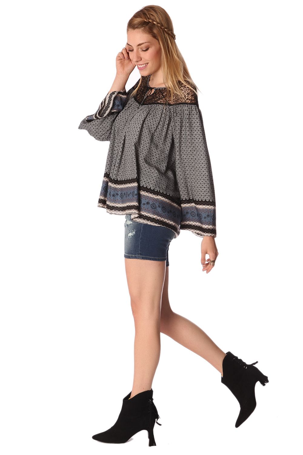 Blusa con estampado de cachemir y detalle de rejilla gris