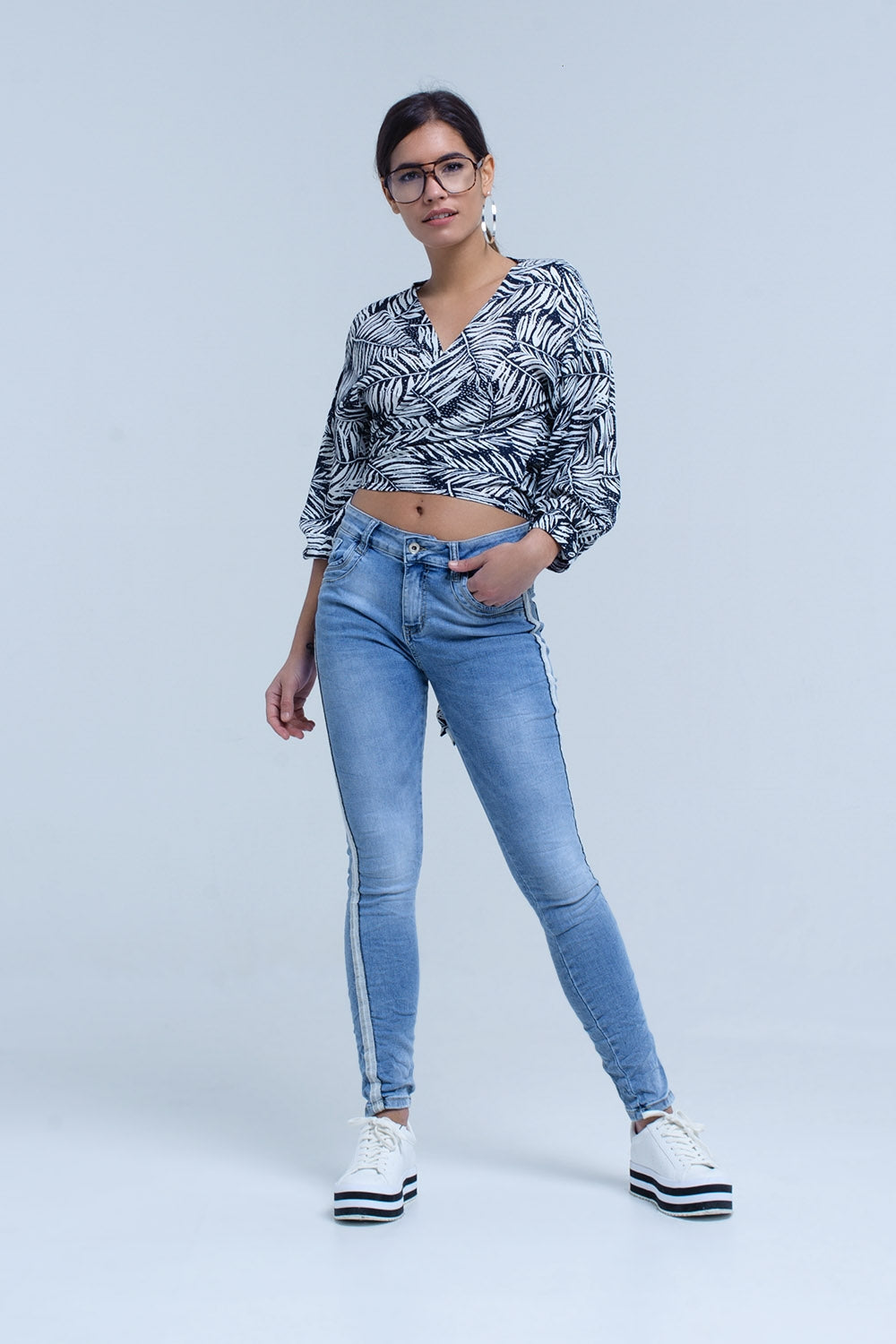 Blusa con estampado de hojas azul marino y escote pronunciado