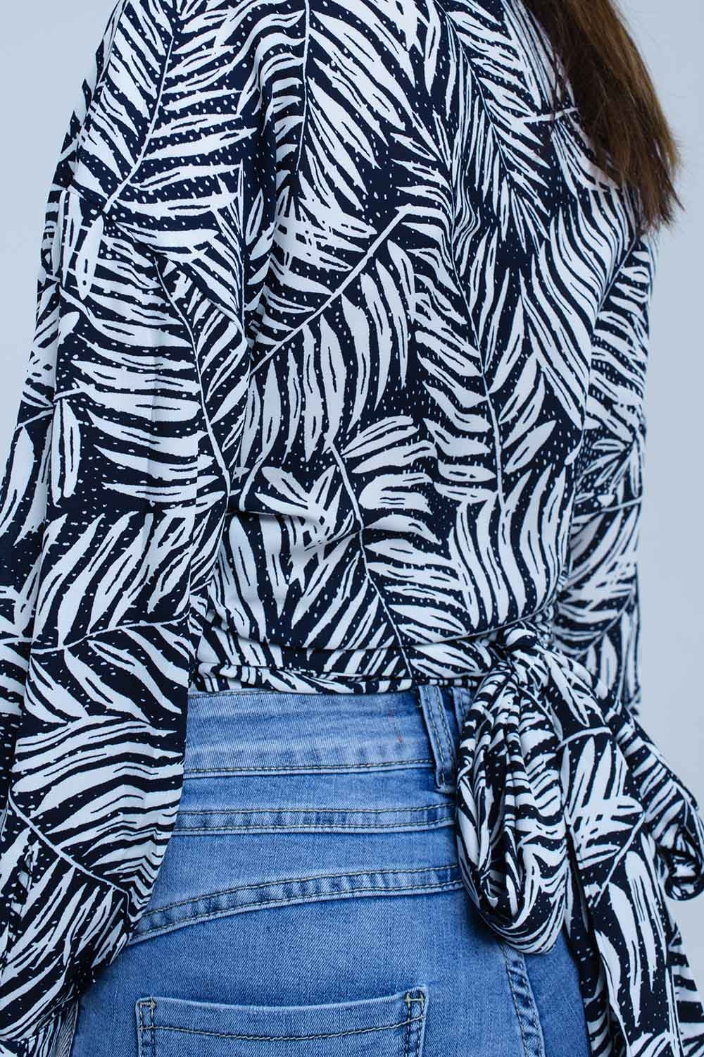 Blusa con estampado de hojas azul marino y escote pronunciado