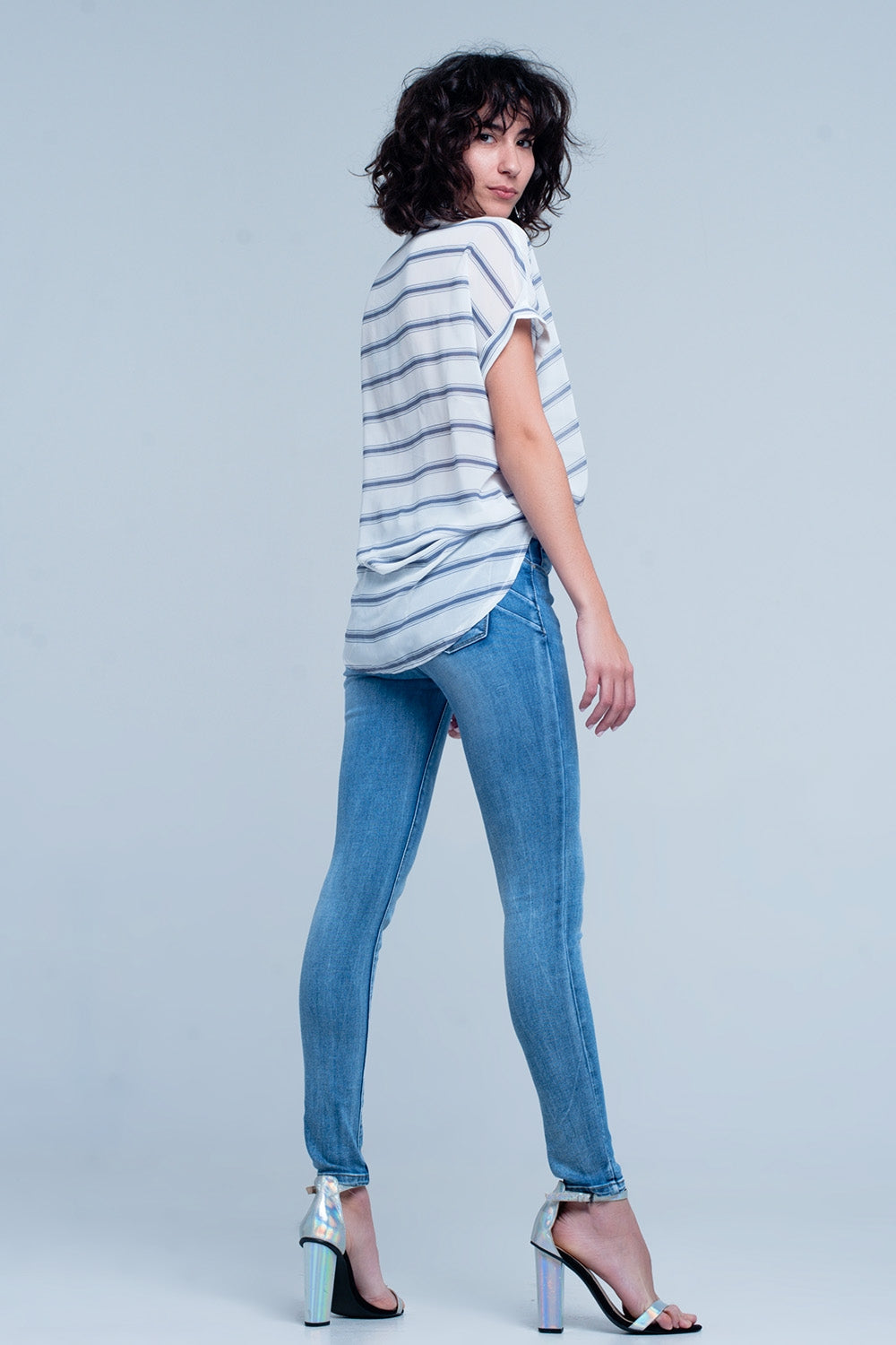 Blusa blanca con rayas azules de manga corta con diseño cruzado drapeado