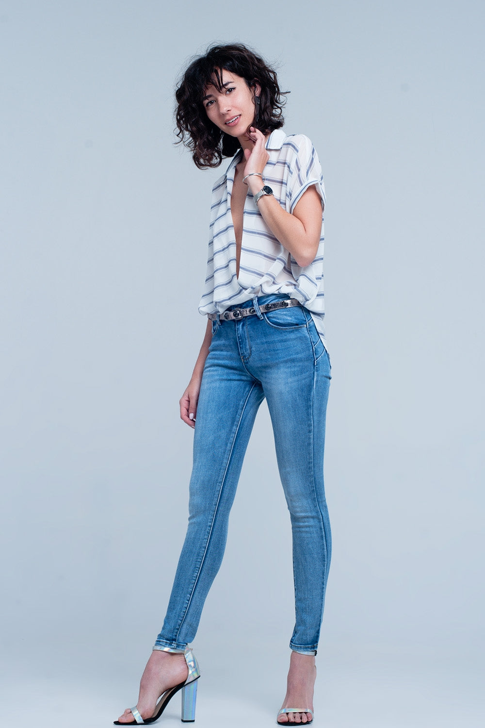 Blusa blanca con rayas azules de manga corta con diseño cruzado drapeado