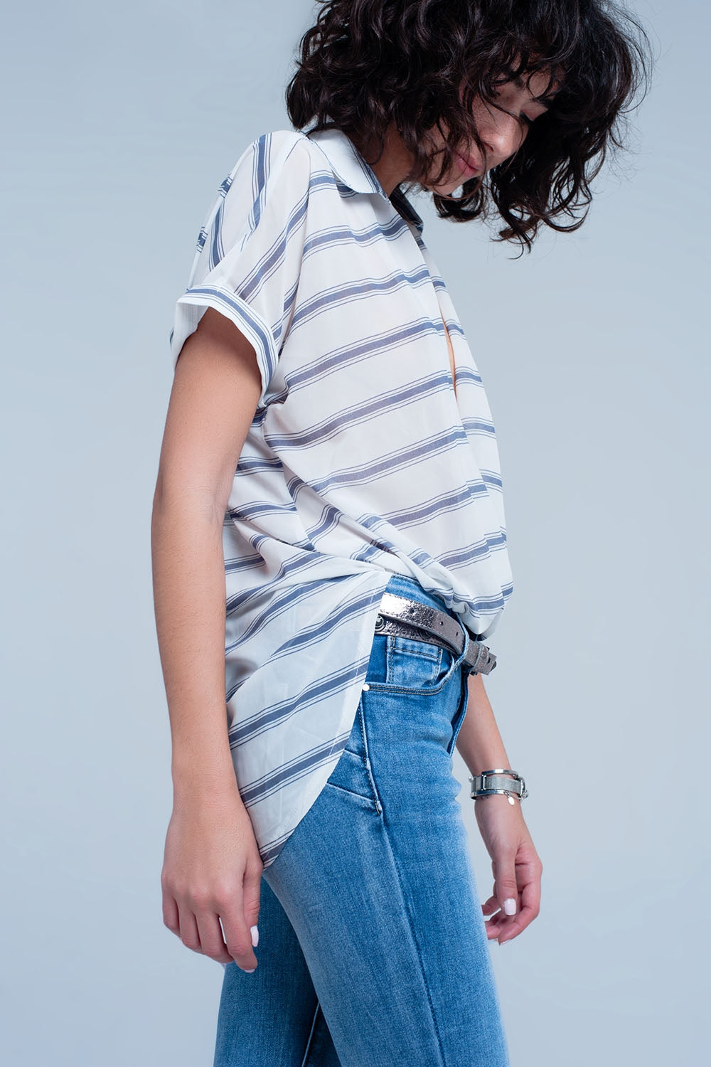 Blusa blanca con rayas azules de manga corta con diseño cruzado drapeado