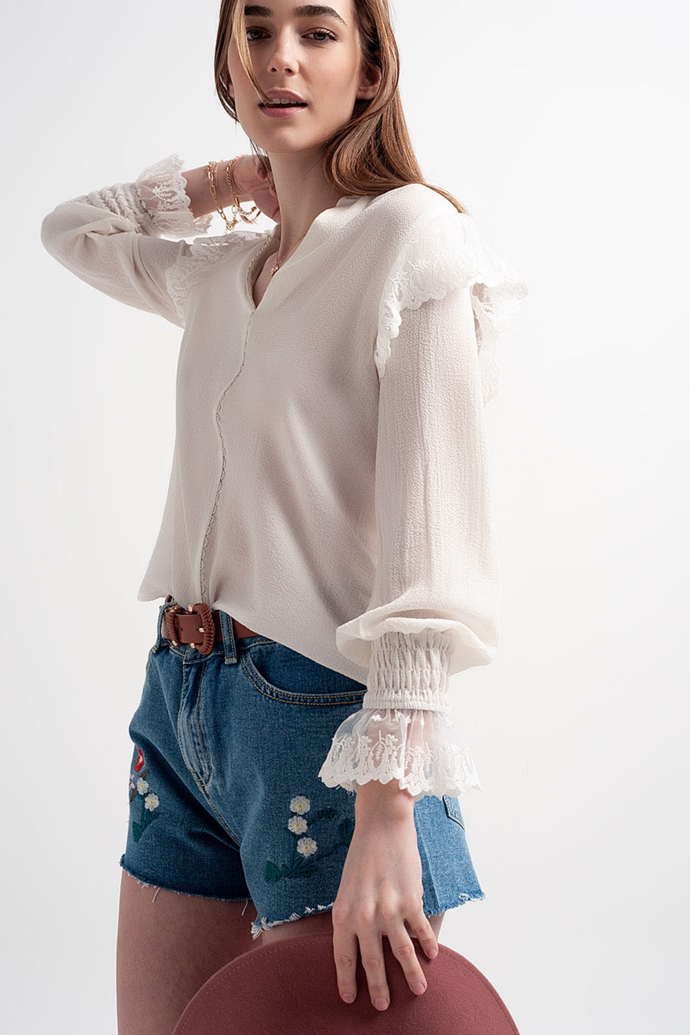 Blusa con volumen en las mangas y volantes en los puños en color crema