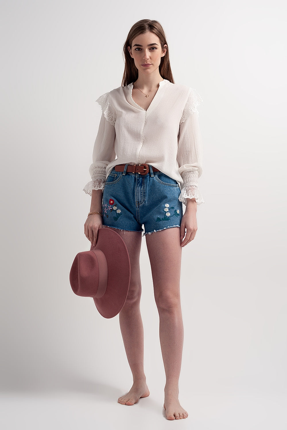 Blusa con volumen en las mangas y volantes en los puños en color crema