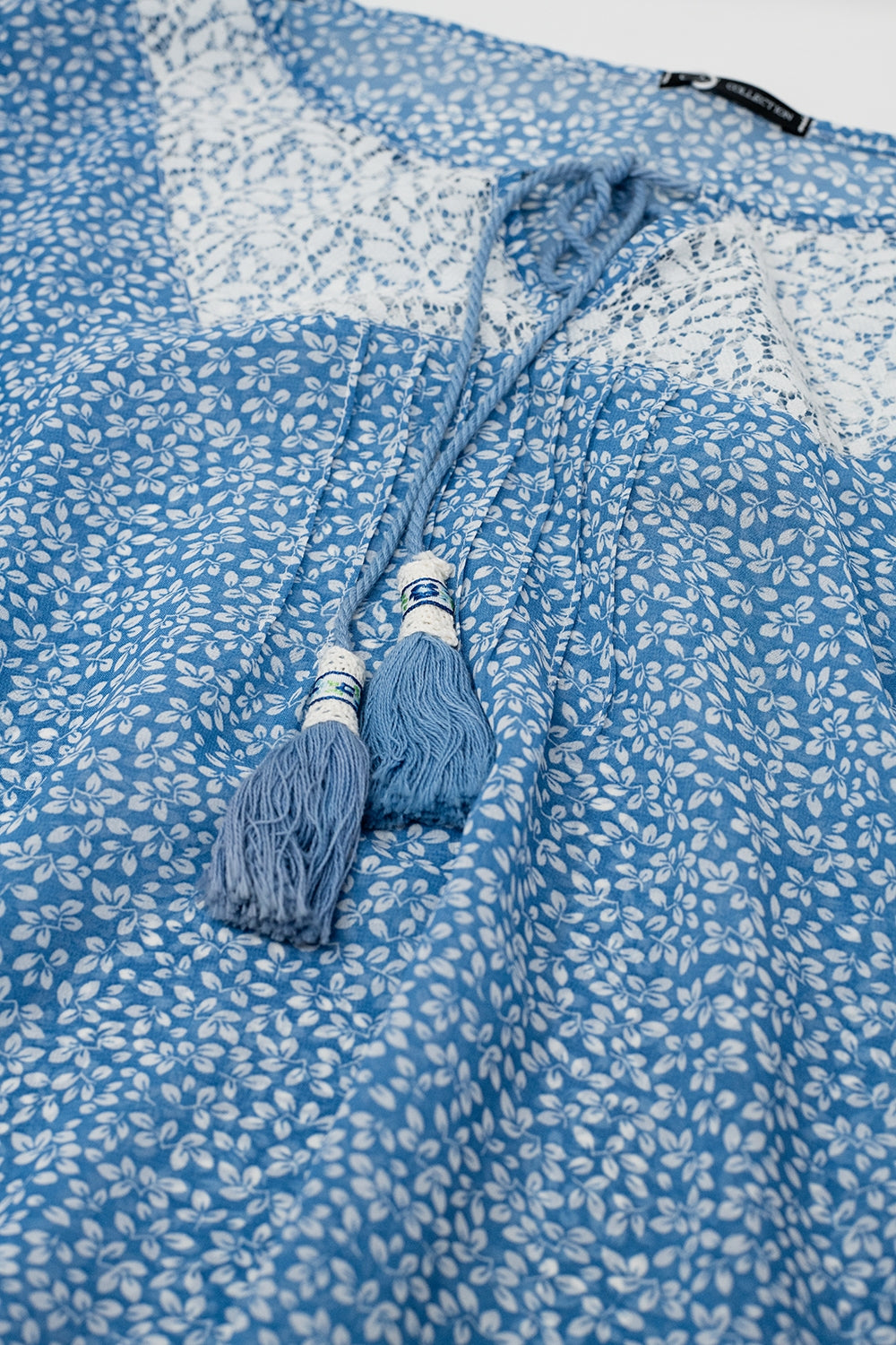 Blusa de gasa azul con detalle de encaje