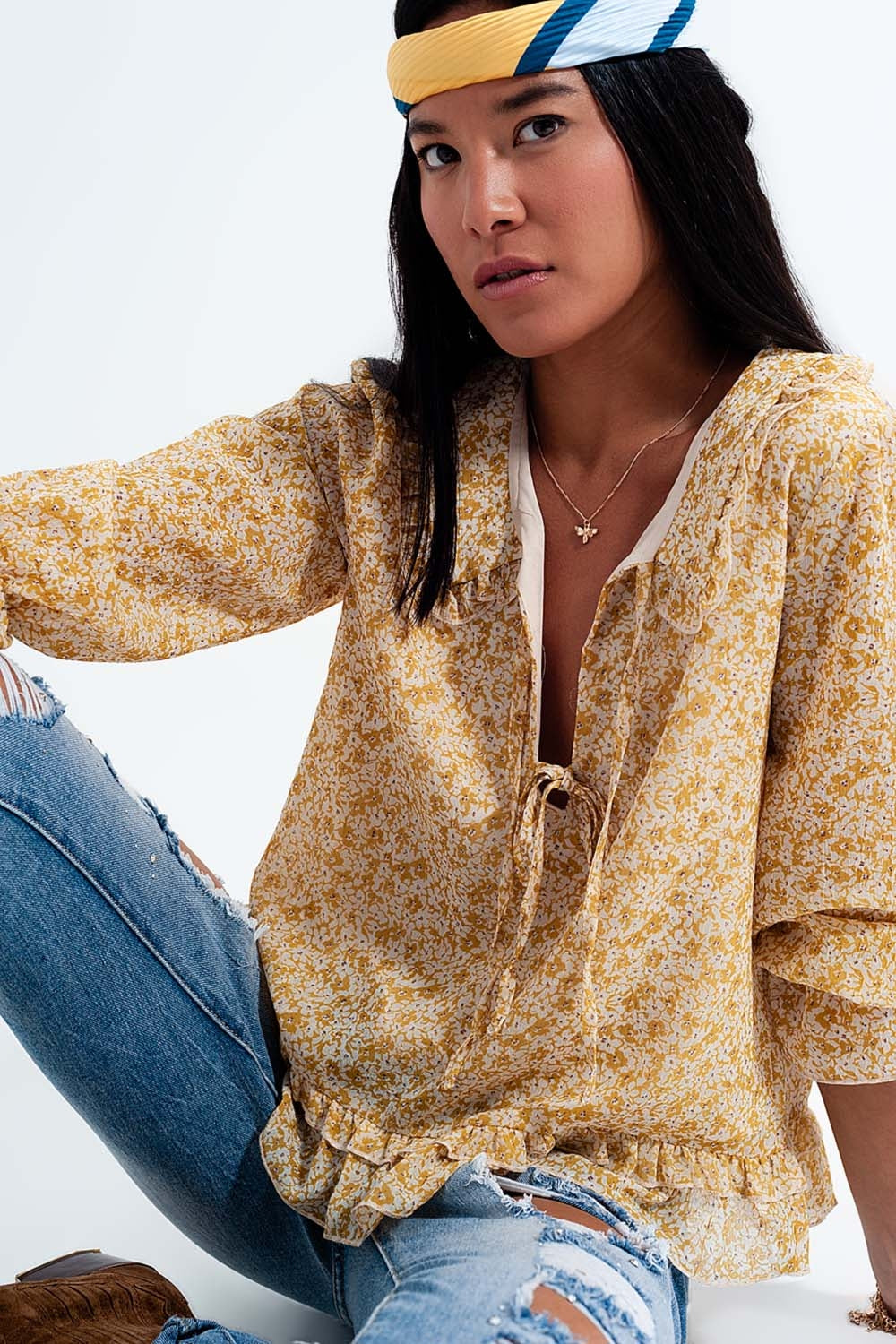 Blusa de gasa con lazo delantero y estampado de florecitas amarillo