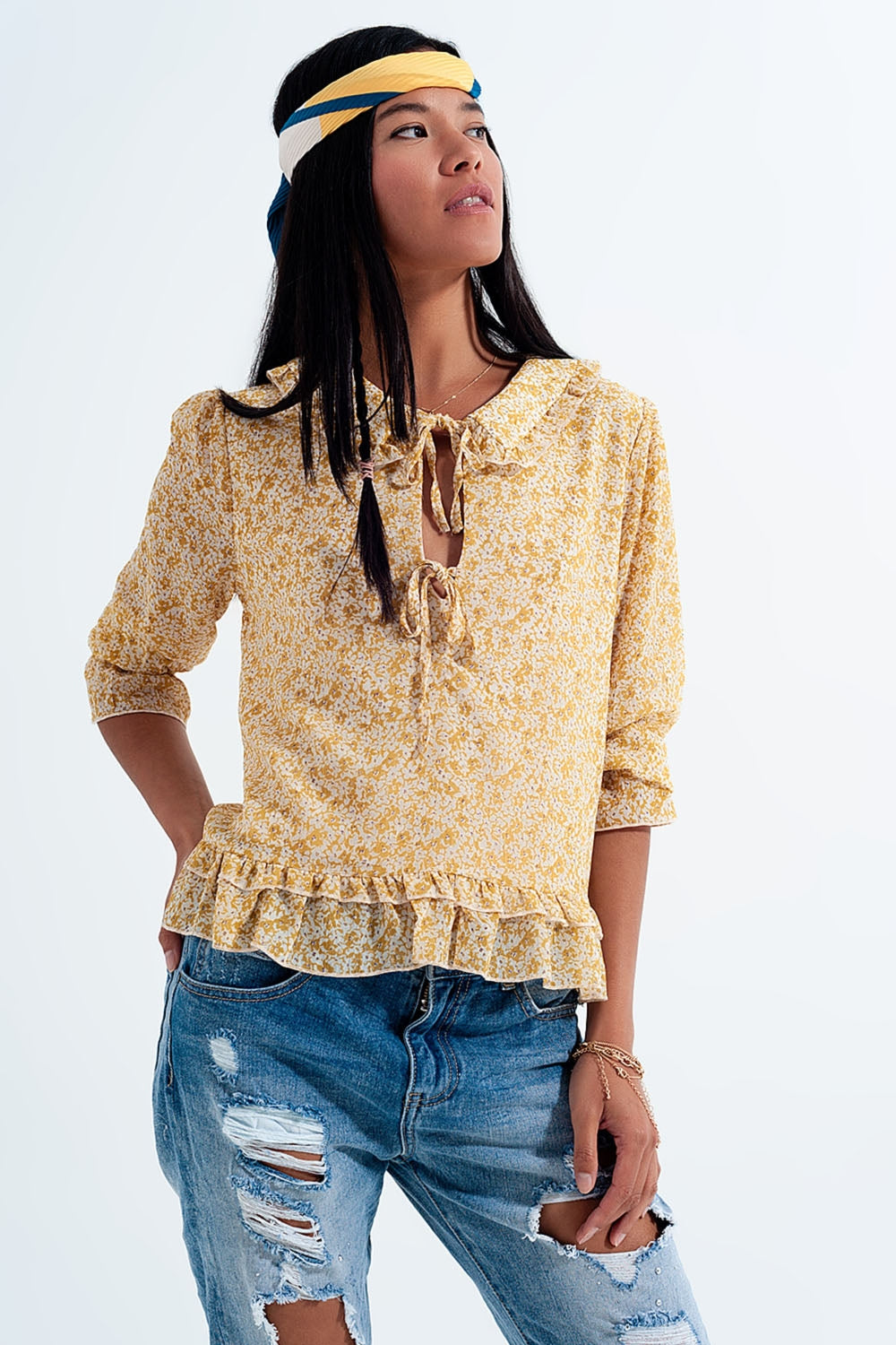 Blusa de gasa con lazo delantero y estampado de florecitas amarillo