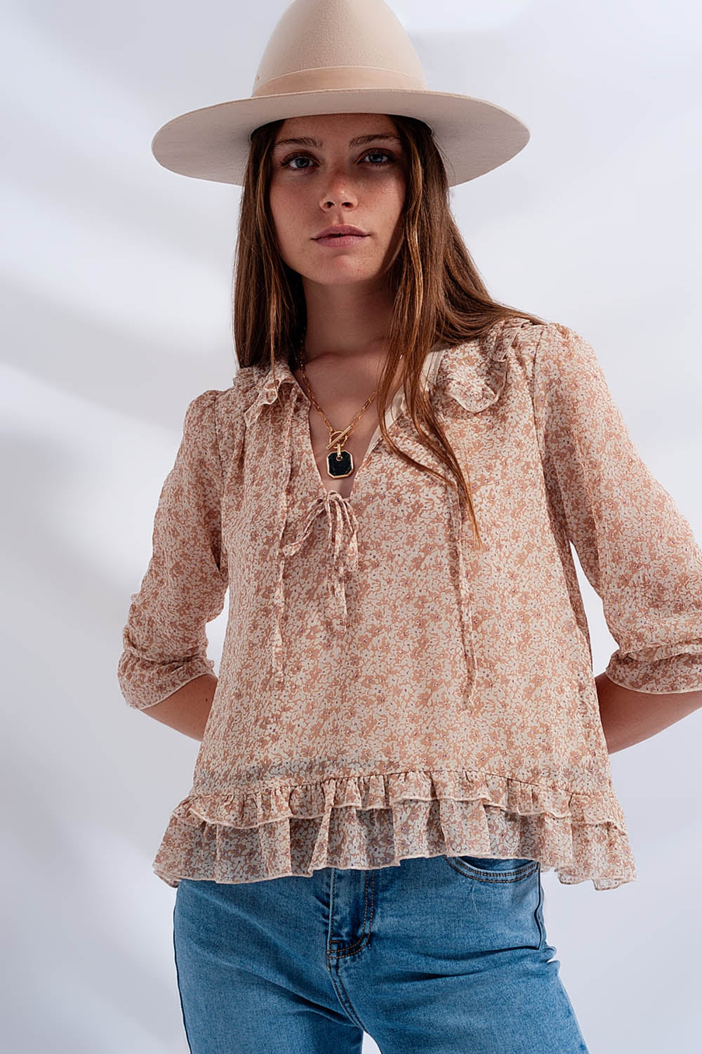 Blusa de gasa con lazo delantero y estampado de florecitas beige