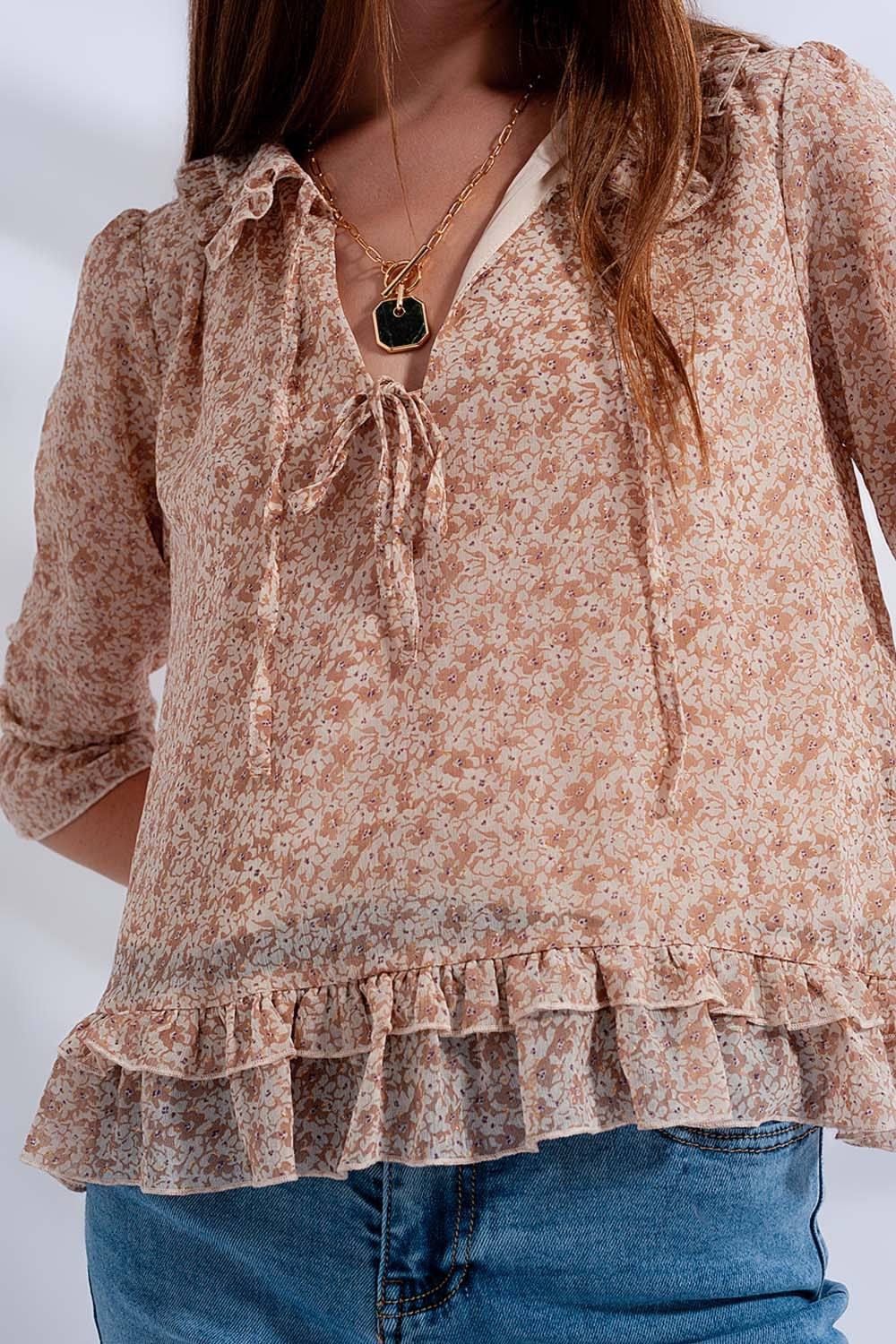 Blusa de gasa con lazo delantero y estampado de florecitas beige
