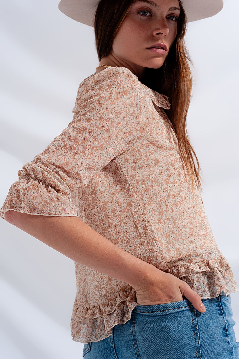 Blusa de gasa con lazo delantero y estampado de florecitas beige