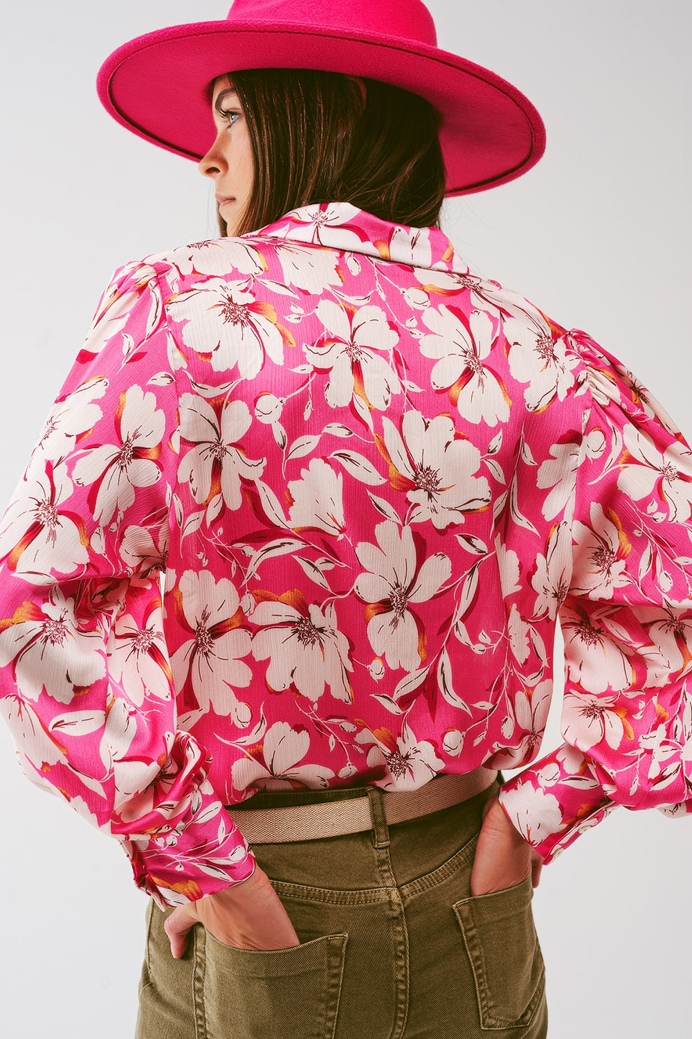 Blusa de gasa floral con mangas de volumen en rosa