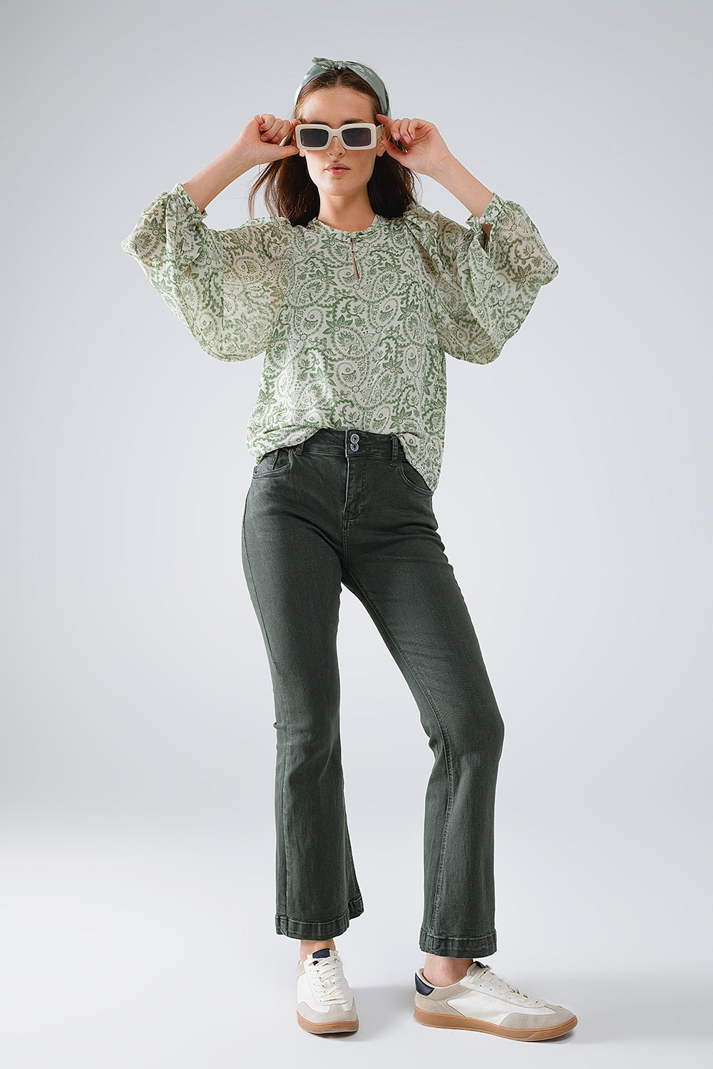 Blusa de gasa verde con estampado floral y mangas globo largas