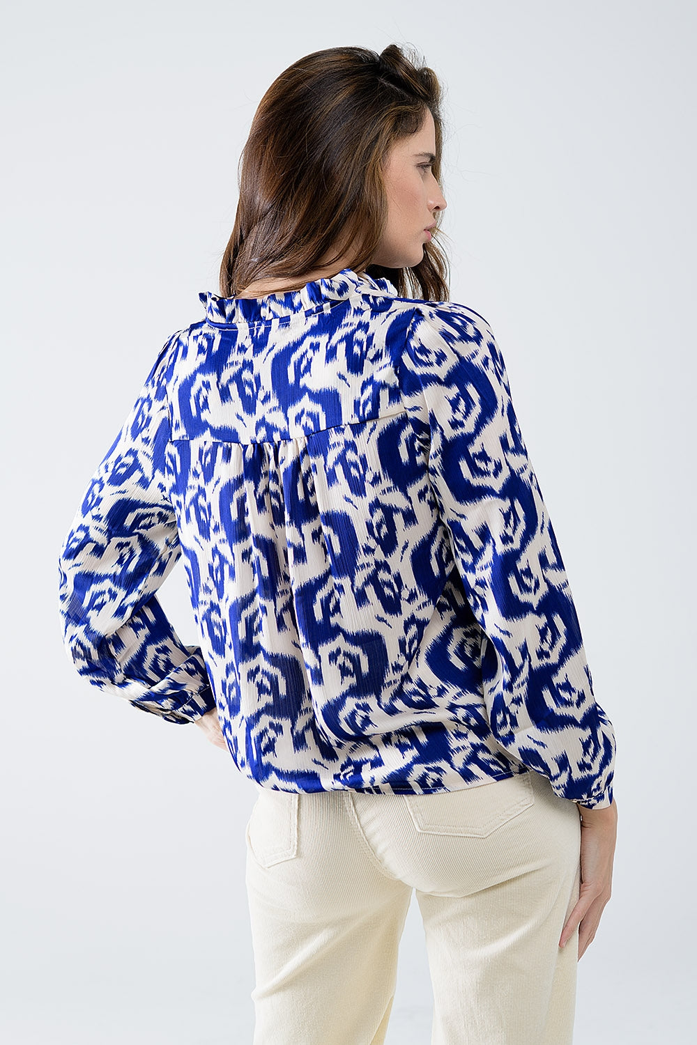 Blusa de manga globo con estampado abstracto en azul marino y blanco