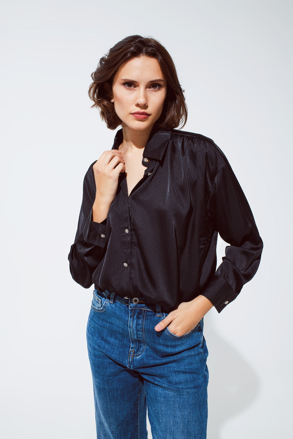 Q2 blusa de raso negro con botones de strass