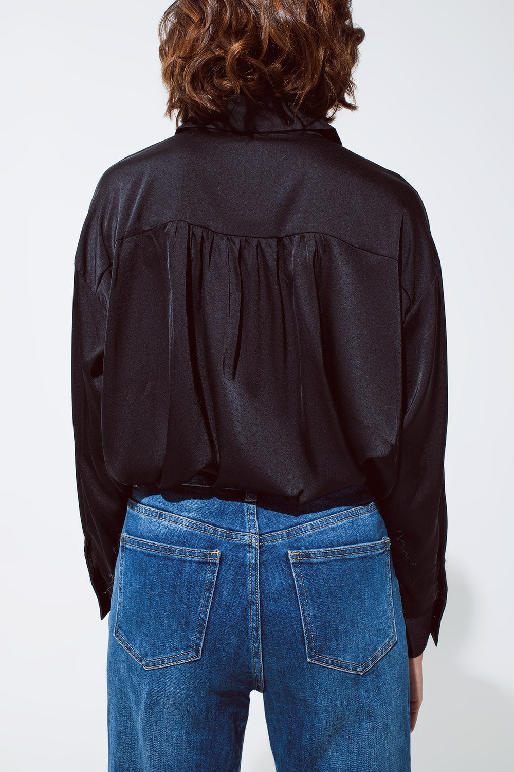 blusa de raso negro con botones de strass