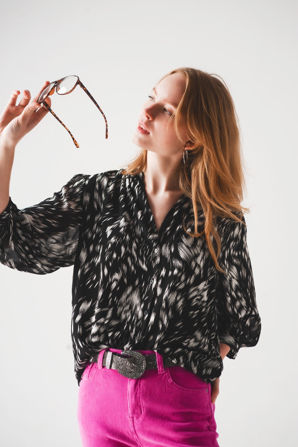 Blusa monocromática con estampado de gasa transparente