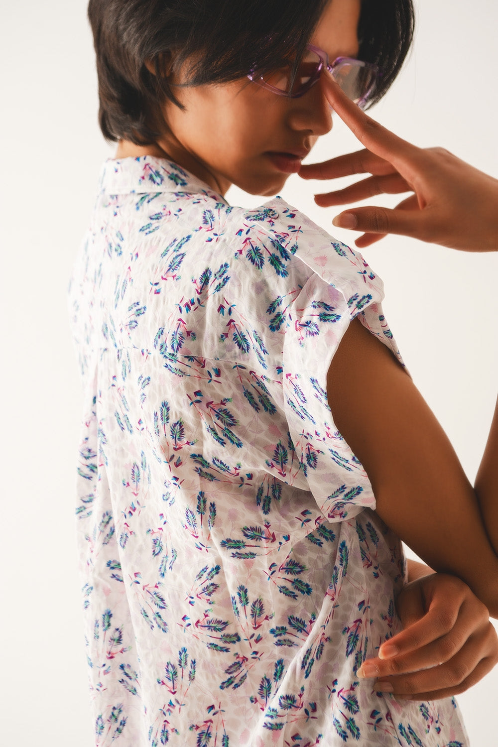 Blusa morada con bolsillos y estampado de florecitas