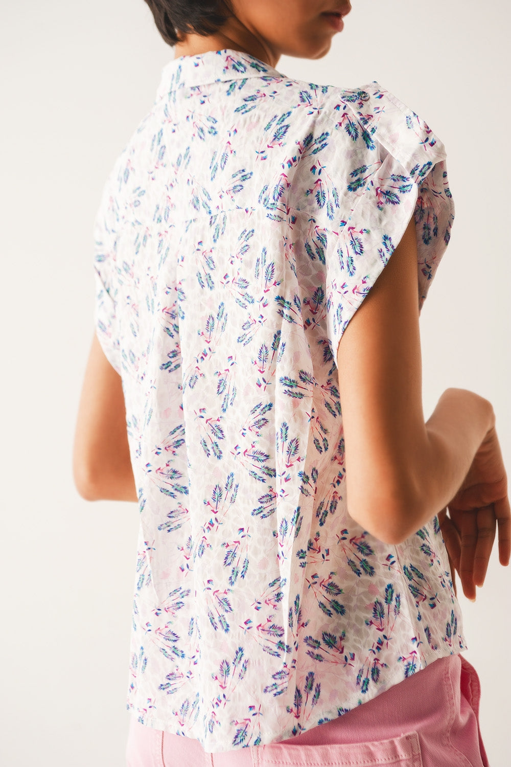 Blusa morada con bolsillos y estampado de florecitas