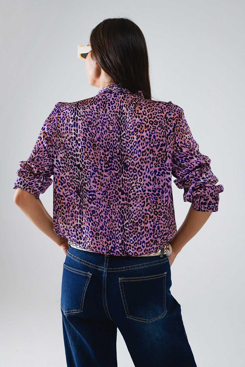 Blusa morada con estampado animal atada al cuello