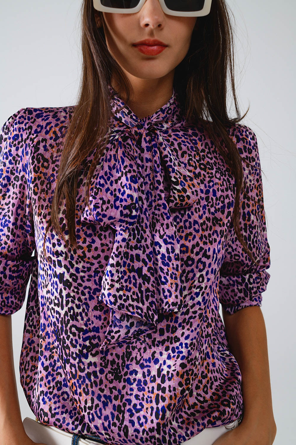 Blusa morada con estampado animal atada al cuello