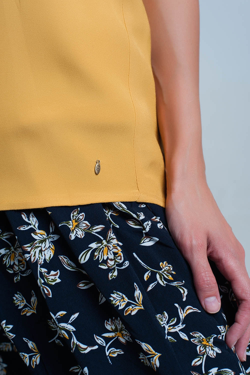 Blusa mostaza de tirantes con detalle de brillo