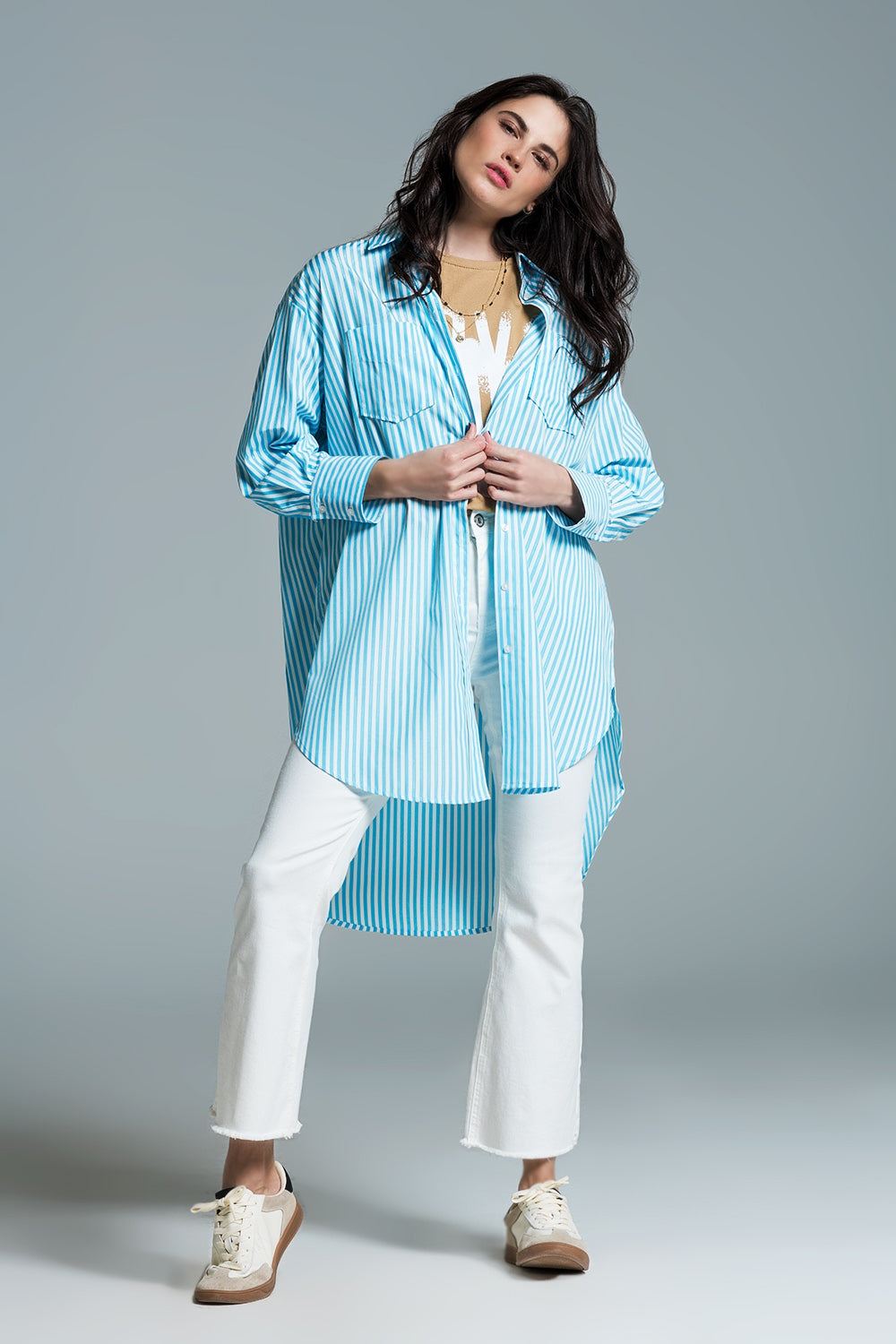 Blusa oversize azul claro con rayas blancas