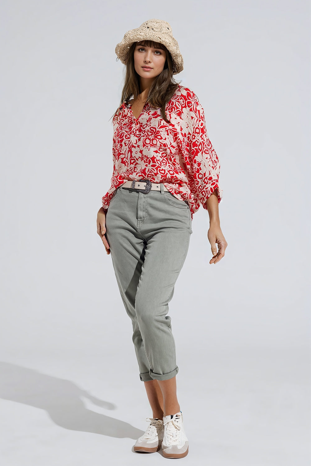 Blusa relajada roja con estampado floral y mangas de campana