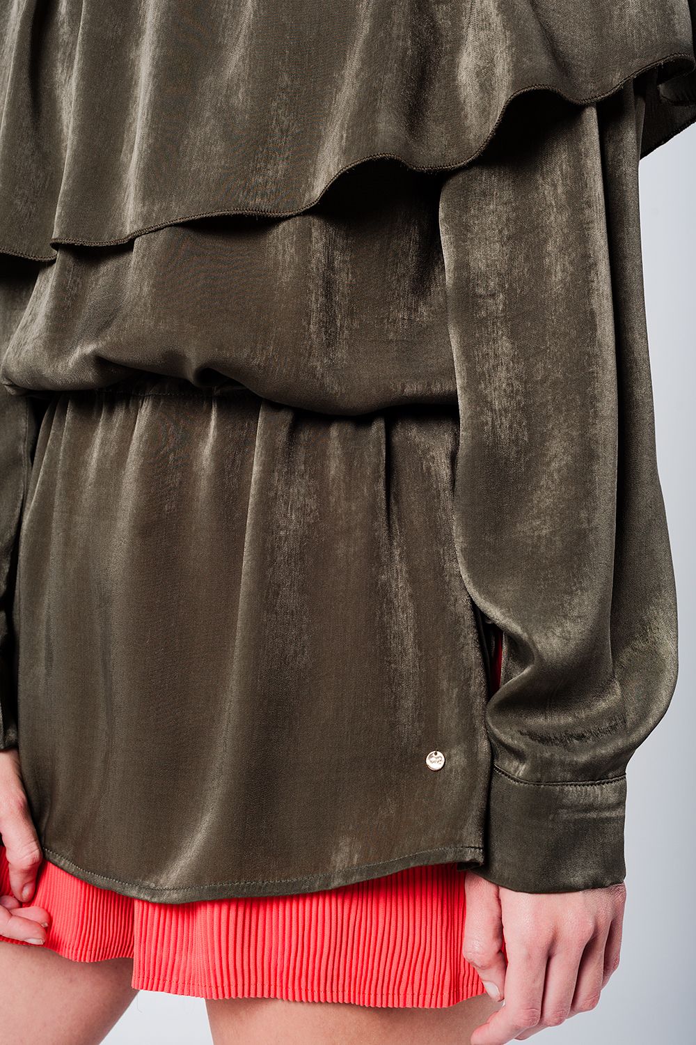 Blusa suave kaki con volante