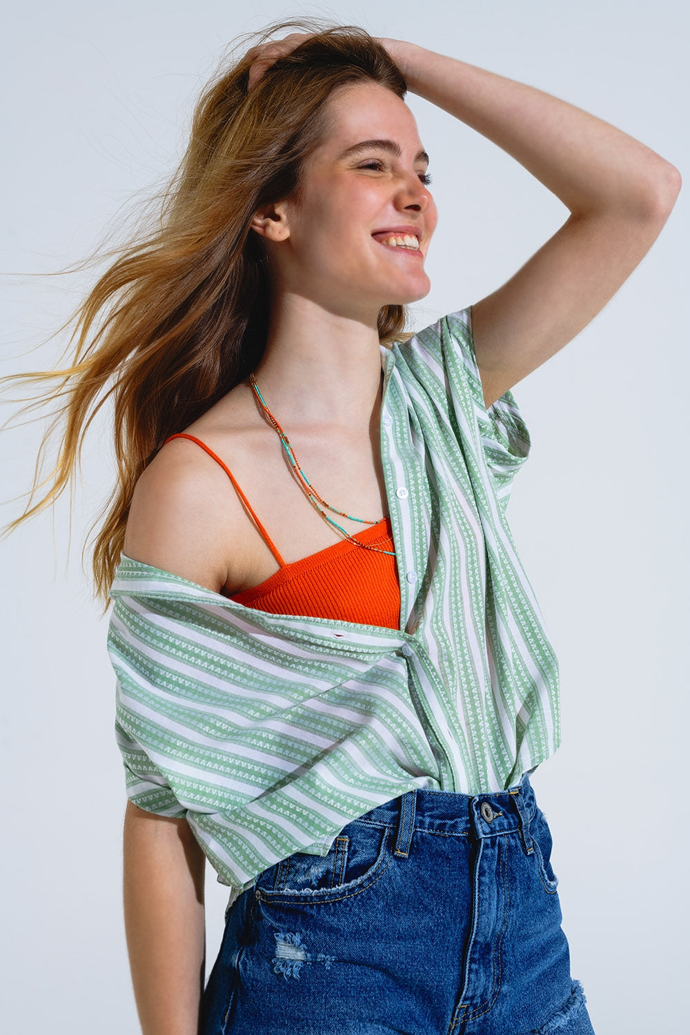 Blusa verde de rayas verticales y manga corta