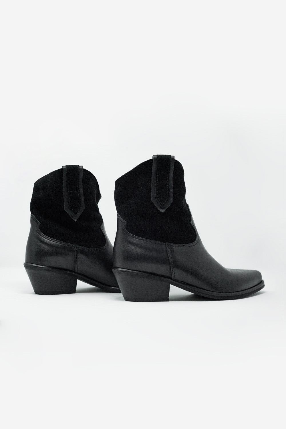 Botas estilo oeste con tacón medio en negro