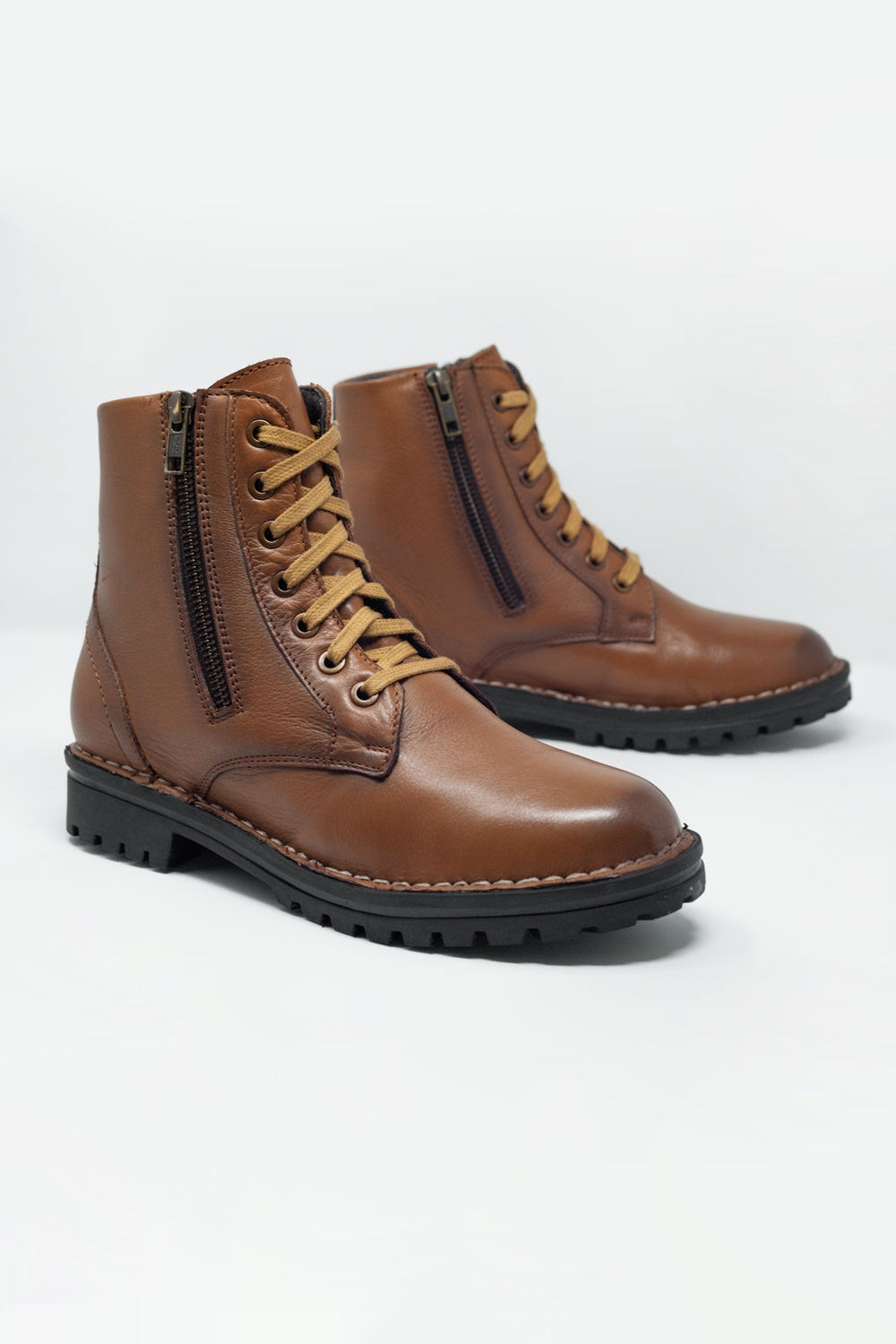 Botas militares gruesas de cuero en marron