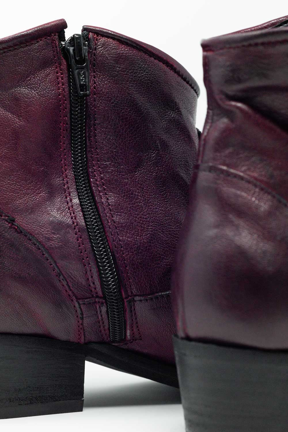 Botines de cuero estilo western color granate