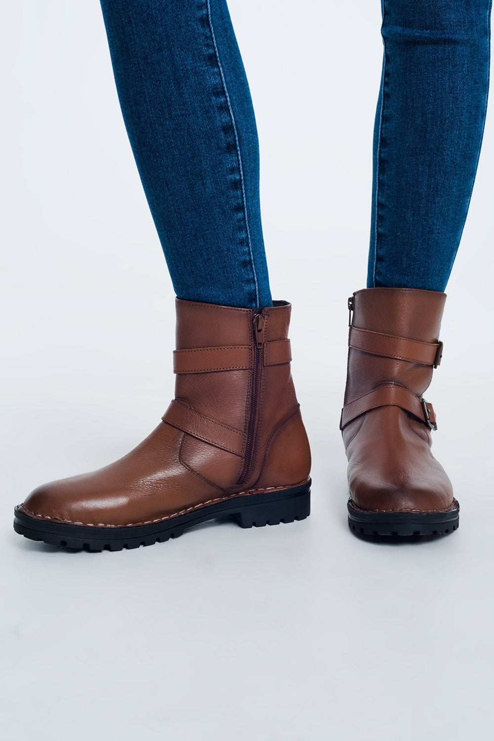 Botines marrones con detalle de hebillas